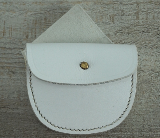 Zndhtchentasche wei, britisch, um 1856, Material: Leder