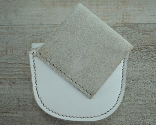 Zndhtchentasche wei, britisch, um 1856, Material: Leder