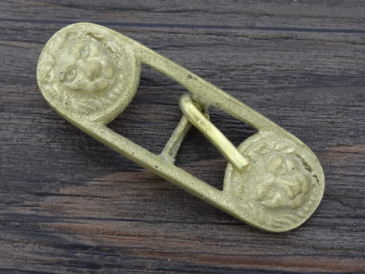 Lwenkopfschliee, ca. 5,8 cm x 2,0 cm, Material: Messing