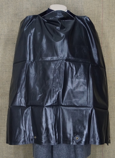 Gum Blanket als Poncho, verst�rkter Halsausschnitt, Optik geteert, Material: 100% Baumwolle einseitig beschichtet, Messing�sen