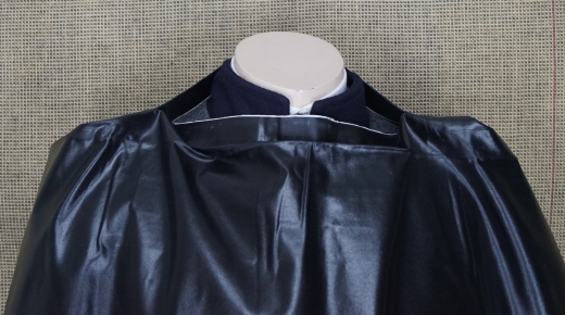 Gum Blanket als Poncho, verst�rkter Halsausschnitt, Optik geteert, Material: 100% Baumwolle einseitig beschichtet, Messing�sen