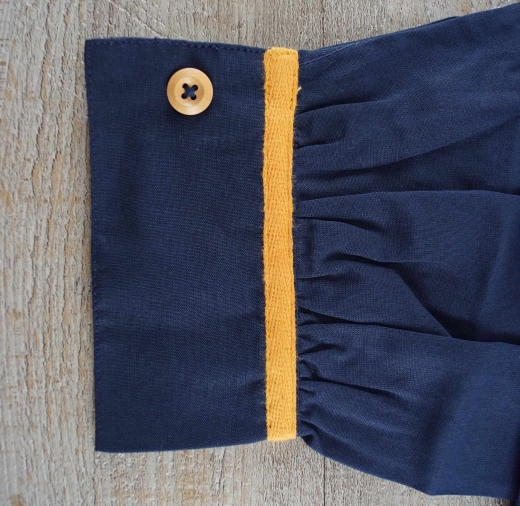 Hemd blau mit gelbem Piping, halbgeknpft, Holzknpfe, eckiger Umlegekragen, 100% Baumwolle