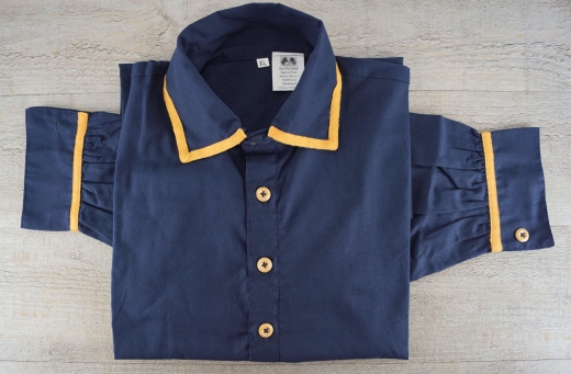 Hemd blau mit gelbem Piping, halbgeknpft, Holzknpfe, eckiger Umlegekragen, 100% Baumwolle