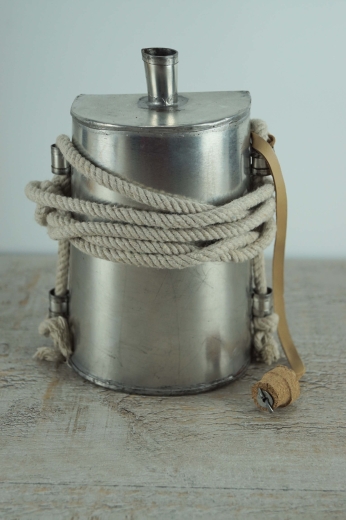 Feldflasche 18. Jahrhundert, ca. 820 ml, Material: Verschlu Kork, Baumwollgurt, Flasche Weiblech verzinnt