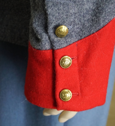 CS Shell Jacket hellgrau, Waffenfarbe rot, Armaufschl�ge kn�pfbar, Oberstoff: reine Wolle, Futter: 100% Baumwolle