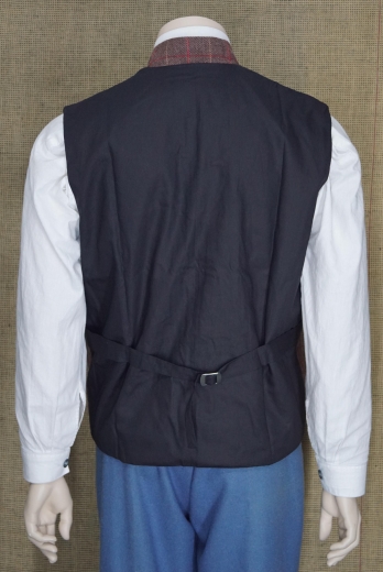 Weste Grundfarbe mittelbraun, kariert, 9 stoffberzogene Knpfe, Oberstoff 100% Wolle, Futter 100% Baumwolle