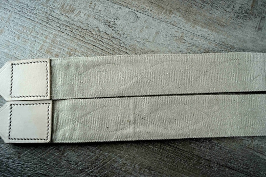 Patronentaschenriemen natur mit Stickerei und braunen Lederenden, Lnge: ca. 186cm, Material: Baumwolle + Leder