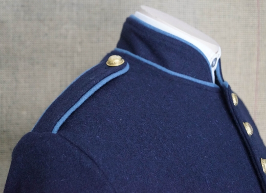 US NY Shell Jacket dunkelblau, Waffenfarbe hellblau paspeliert, Oberstoff: reine Wolle, Futter: 100% Baumwolle