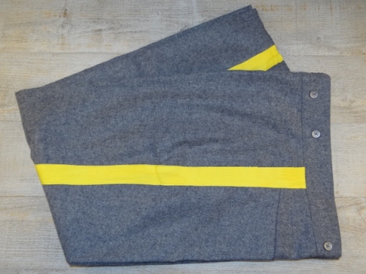 CS Hose hellgrau, mit breiten gelben Streifen, 100% Wolle