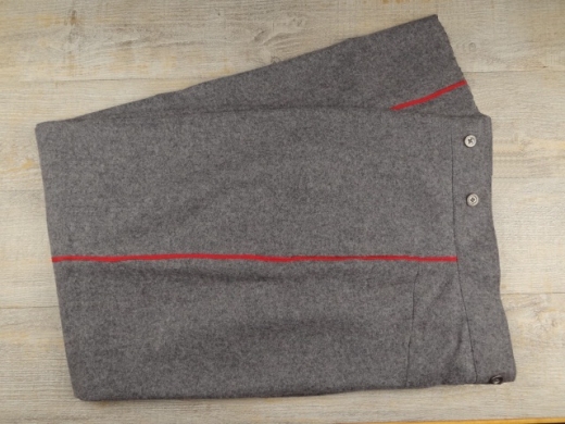 CS Hose hellgrau, mit schmalen roten Streifen, 100% Wolle