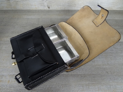 Patronentasche M1855 schwarz cal. 58, Material: Leder, mit Blecheinsatz verzinnt