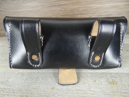 Karabinerpatronentasche schwarz am Koppel oder Karabinergurt tragbar, Material: Leder