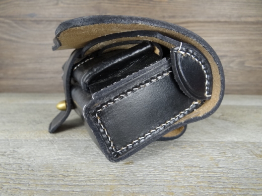 Karabinerpatronentasche schwarz am Koppel oder Karabinergurt tragbar, Material: Leder