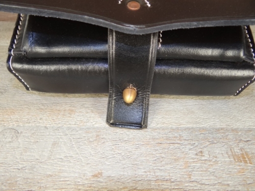 Karabinerpatronentasche schwarz am Koppel oder Karabinergurt tragbar, Material: Leder