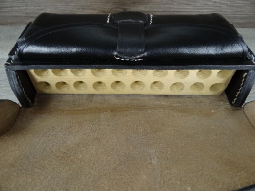 Karabinerpatronentasche schwarz am Koppel oder Karabinergurt tragbar, Material: Leder