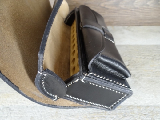 Karabinerpatronentasche schwarz am Koppel oder Karabinergurt tragbar, Material: Leder