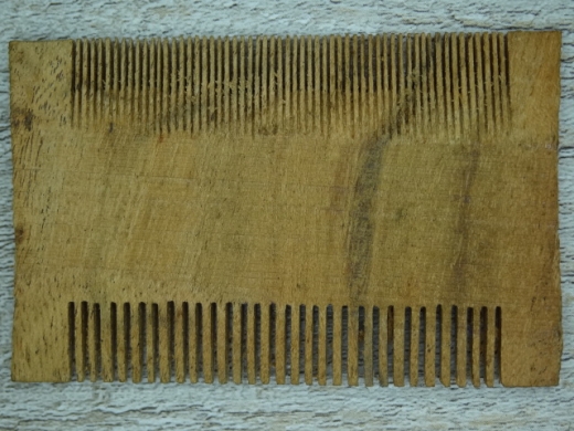 historischer Kamm Holz klein, ca. 8,2 x 5,7 cm