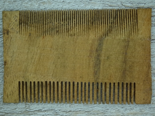 Holzkamm, rustikal, Material: Hartholz, klein, ca. 8,2 x 5,7 cm