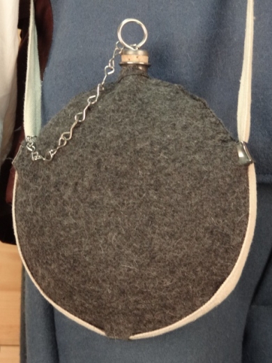 Feldflasche dunkelgrau, ca. 1,1 Liter, Material: Wollberzug, Verschlu Kork, Baumwollgurt, Flasche Edelstahl