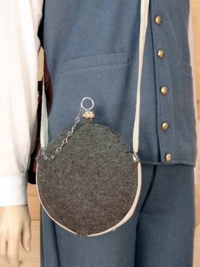 Feldflasche dunkelgrau, ca. 1,1 Liter, Material: Wollberzug, Verschlu Kork, Baumwollgurt, Flasche Edelstahl