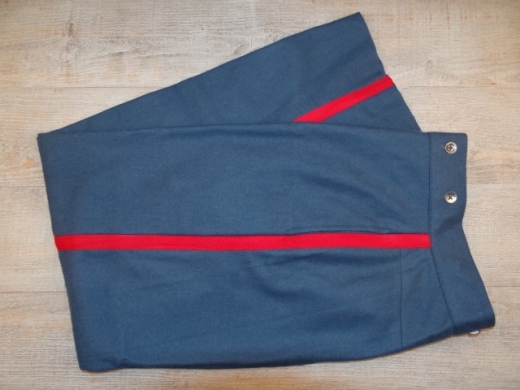 US/CS Hose mittelblau, mit mittelbreitem roten Streifen, 100% Wolle