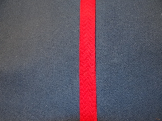 US/CS Hose mittelblau, mit mittelbreitem roten Streifen, 100% Wolle