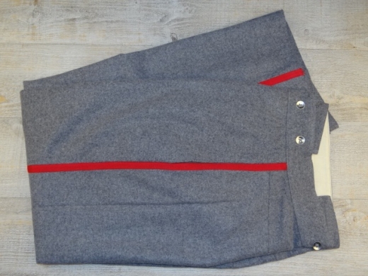 CS Hose hellgrau, mit mittelbreitem roten Streifen, 100% Wolle