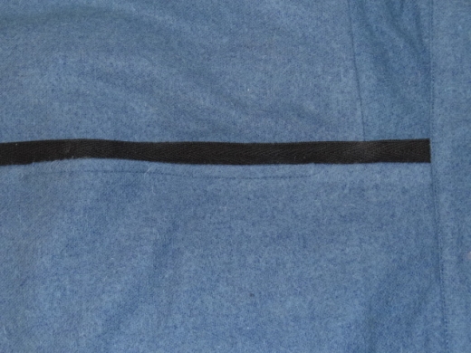 US/CS Hose mittelblau, mit mittelbreitem schwarzen Streifen, 100% Wolle