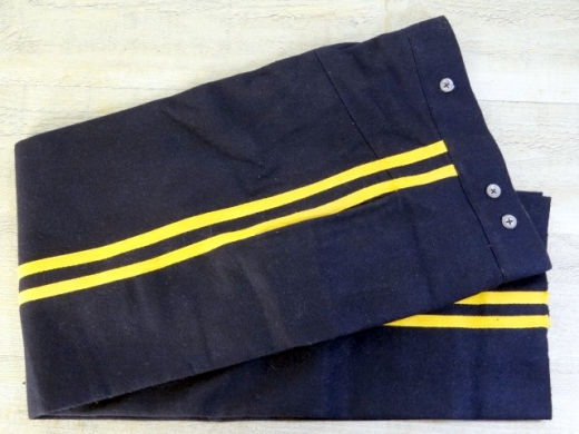 Hose dunkelblau, mit 2 mittelbreiten gelben Doppelstreifen, 100% Wolle