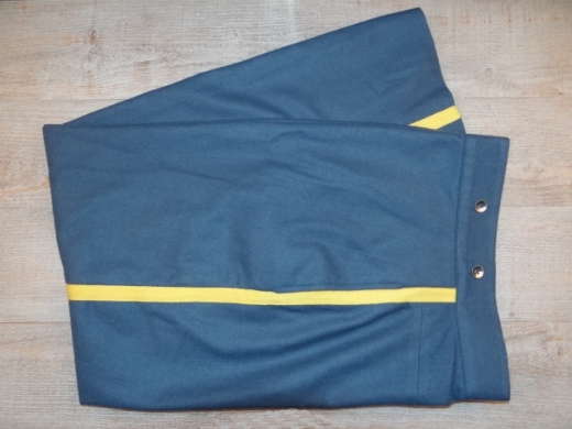 US/CS Hose mittelblau, mit mittelbreitem gelben Streifen, 100% Wolle