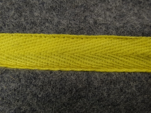 CS Hose hellgrau, mit mittelbreitem gelben Streifen