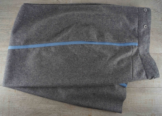 CS Hose hellgrau, mit mittelbreitem blauen Streifen, 100% Wolle