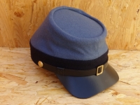 blaues Kepi, dunkelblaues Band, auen 100% Wolle, Futter 100% Baumwolle, Schirm / Schweiband 100% Leder