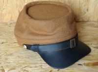 butternutfarbenes Kepi, auen 100% Wolle, Futter 100% Baumwolle, Schirm / Schweiband 100% Leder