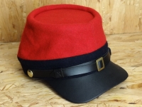 rotes Kepi, blaues Band, auen 100% Wolle, Futter 100% Baumwolle, Schirm / Schweiband 100% Leder
