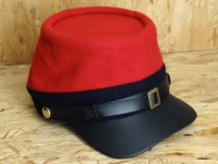 rotes Kepi, blaues Band mit Lederschirm