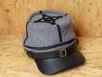 CS Kepi grau Captain, 2 schwarze Schnurstreifen, auen 100% Wolle, Futter 100% Baumwolle, Schirm / Schweiband 100% Leder