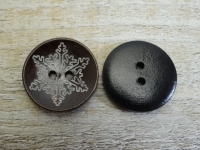 Holzknopf dunkelbraun mit weißer Schneeflocke, 2 Loch, ca. 2,2 cm