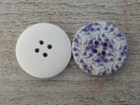 Holzknopf weiß mit lila Muster, 4 Loch, ca. 3,0 cm