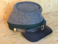 graues CS Mannschafts-Kepi, grnes Band, auen 100% Wolle, Futter 100% Baumwolle, Schirm / Schweiband 100% Leder