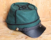 US Kepi grn mit 2 schwarzen Schnurstreifen fr Captain, auen 100% Wolle, Futter 100% Baumwolle, Schirm / Schweiband 100% Leder