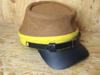 butternutfarbenes Kepi gelbes Band, auen 100% Wolle, Futter 100% Baumwolle, Schirm / Schweiband 100% Leder