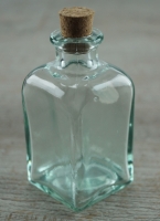 Viereckflasche,  ca. 100 ml mit Korken, 100 % recyceltem Glas