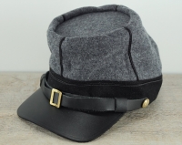 Kepi hellgrau, schwarze Litze, Schirm + Kinnriemen Leder, auen Wolle, Futter Baumwolle, ohne Pappverstrkung