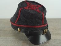 CS Kepi mit 2 roten Schnurstreifen fr Captain, auen 100% Wolle, Futter 100% Baumwolle, Schirm / Schweiband 100% Leder